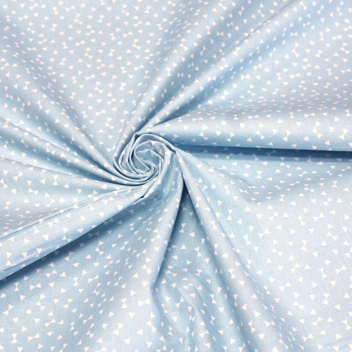 Tissu de coton aux petits triangles blancs, fond bleu ciel - OEKO-TEX® - tissuspapi