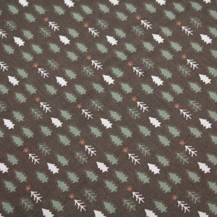 Tissu de coton NOËL aux petites étoiles rouges et sapins verts & blancs, fond marron chocolat - OEKO-TEX® - tissuspapi