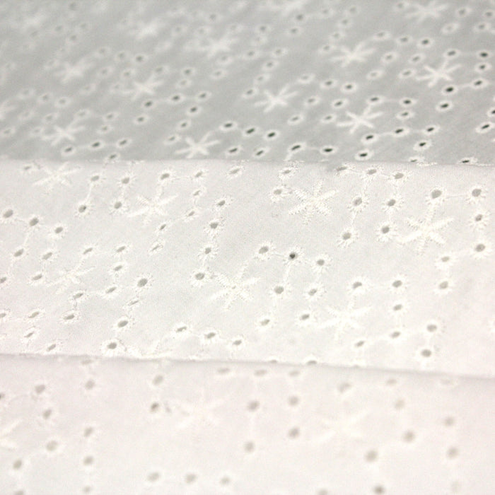 Tissu de coton broderie anglaise à étoiles, blanc - tissuspapi