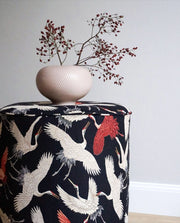 Tissu jacquard motif traditionnel japonais des grues tsuru écrues & rouges, fond noir - Oeko - Tex - TissusPapi.com