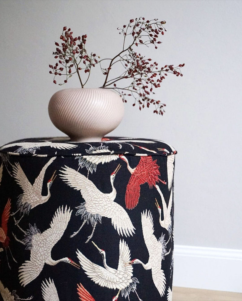 Tissu jacquard motif traditionnel japonais des grues tsuru écrues & rouges, fond noir - Oeko - Tex - TissusPapi.com