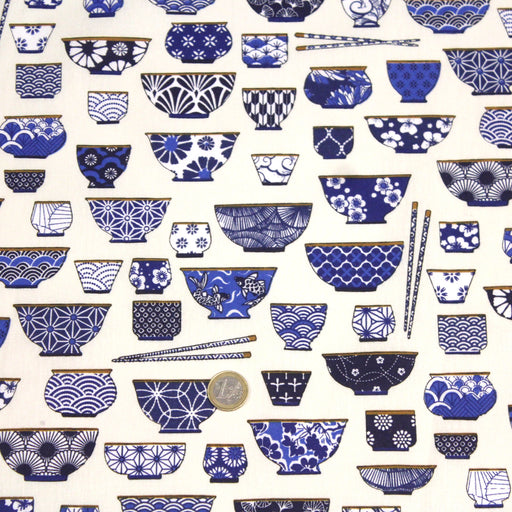Tissu de coton aux bols de ramen & motifs traditionnels japonais bleus, fond écru - Oeko-Tex