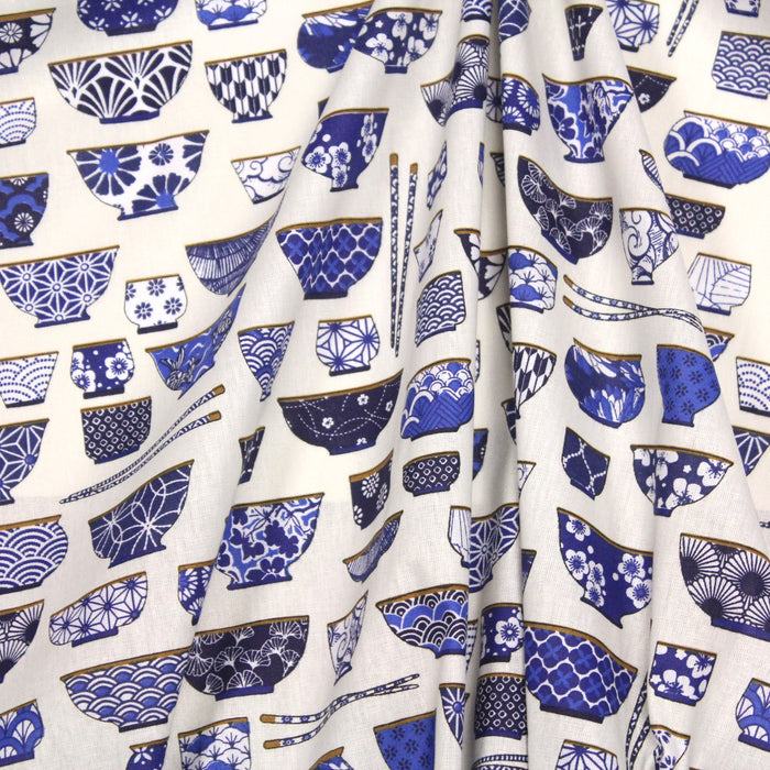 Tissu de coton aux bols de ramen & motifs traditionnels japonais bleus, fond écru - Oeko-Tex