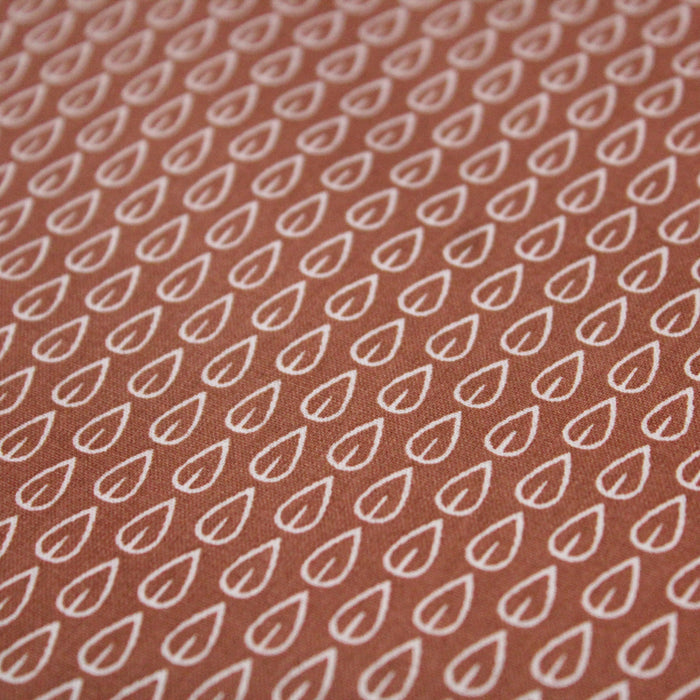 Tissu de coton aux petites feuilles géométriques blanches, fond rouge tomette - OEKO-TEX® - tissuspapi