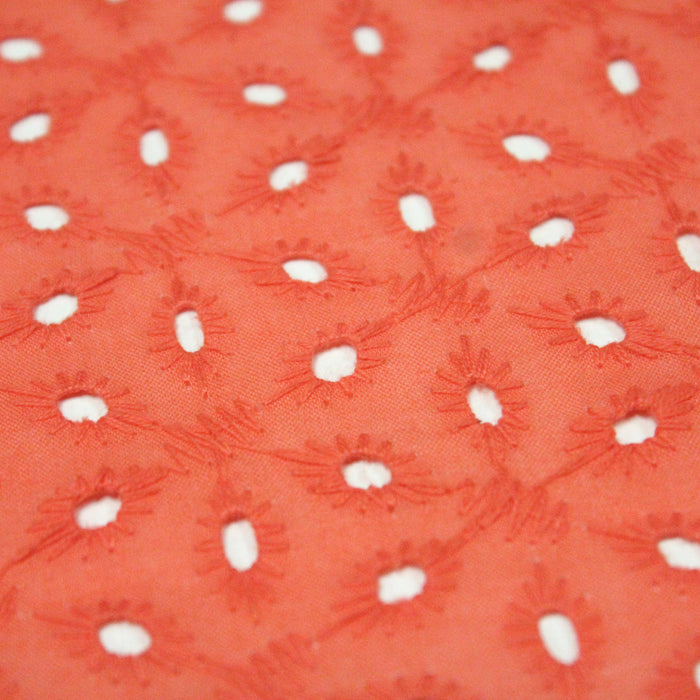 Tissu de coton broderie anglaise à fleurs, corail 125gr/m2