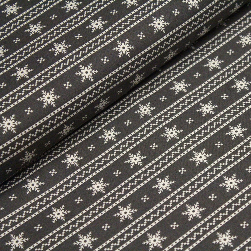 Tissu de coton de Noël scandinave aux flocons de neige écrus, fond gris - TissusPapi.com