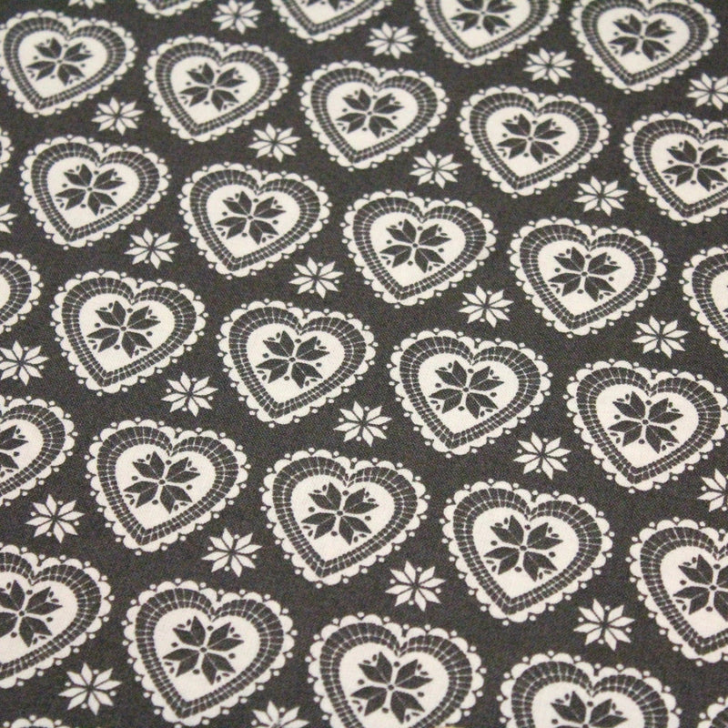 Tissu de coton de Noël scandinave aux cœurs & étoiles de neiges écrus, fond gris - TissusPapi.com