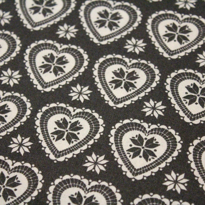 Tissu de coton de Noël scandinave aux cœurs & étoiles de neiges écrus, fond gris - TissusPapi.com
