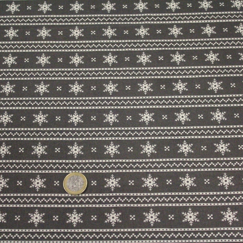 Tissu de coton de Noël scandinave aux flocons de neige écrus, fond gris - TissusPapi.com