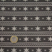 Tissu de coton de Noël scandinave aux flocons de neige écrus, fond gris - TissusPapi.com