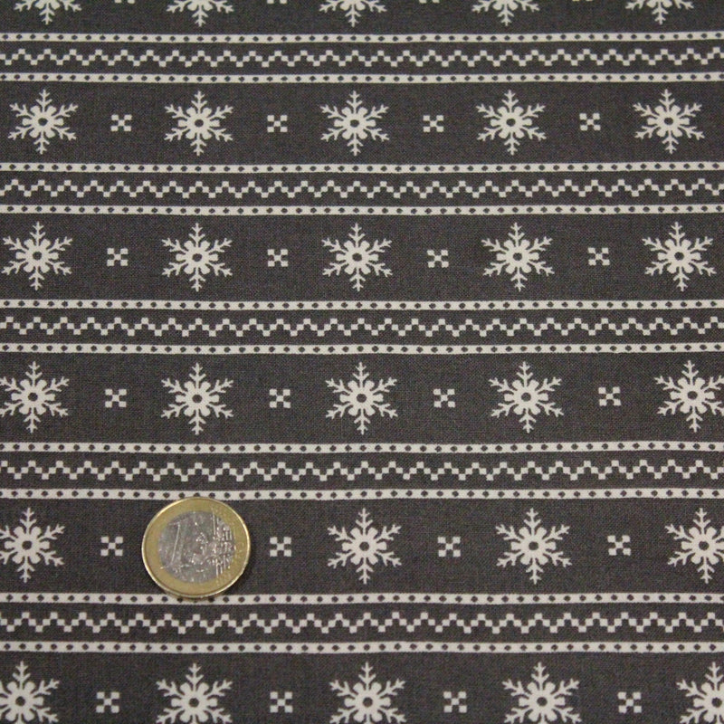 Tissu de coton de Noël scandinave aux flocons de neige écrus, fond gris - TissusPapi.com