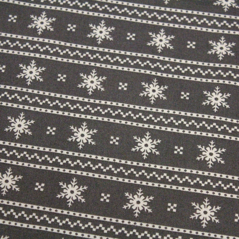 Tissu de coton de Noël scandinave aux flocons de neige écrus, fond gris - TissusPapi.com