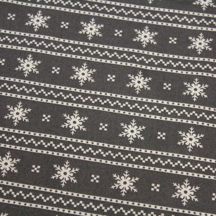 Tissu de coton de Noël scandinave aux flocons de neige écrus, fond gris - tissuspapi