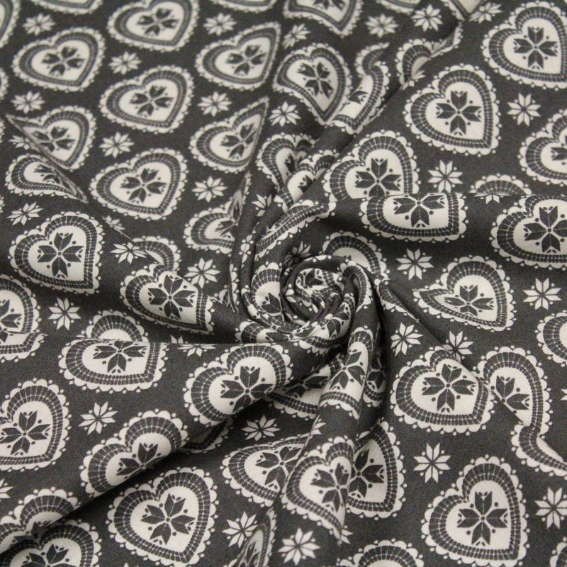 Tissu de coton de Noël scandinave aux cœurs & étoiles de neiges écrus, fond gris - TissusPapi.com
