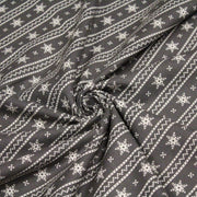 Tissu de coton de Noël scandinave aux flocons de neige écrus, fond gris - TissusPapi.com