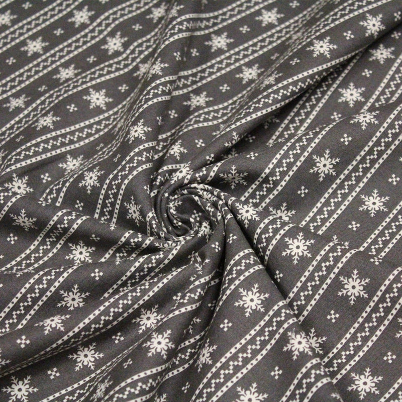 Tissu de coton de Noël scandinave aux flocons de neige écrus, fond gris - TissusPapi.com