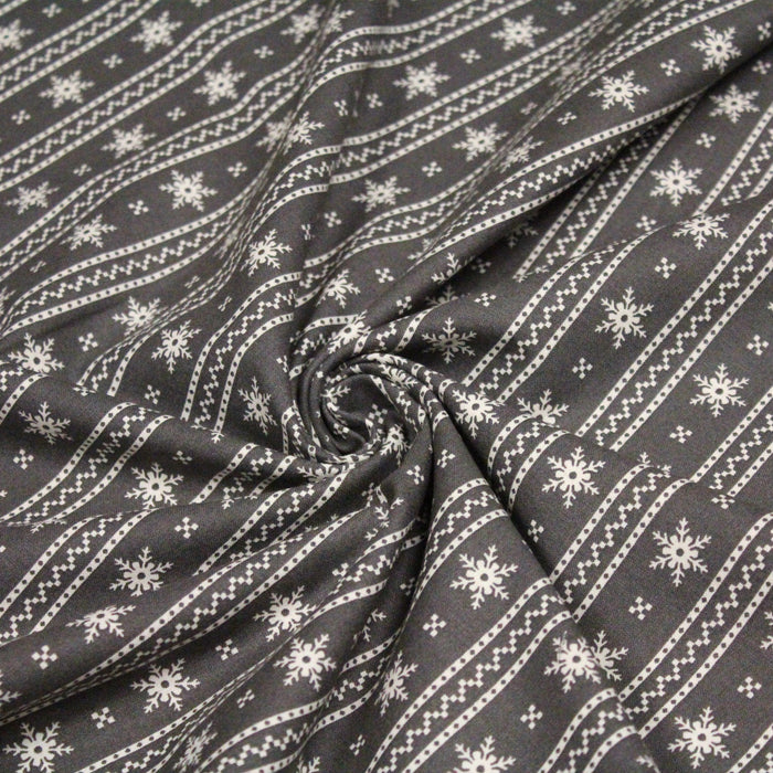 Tissu de coton de Noël scandinave aux flocons de neige écrus, fond gris - tissuspapi