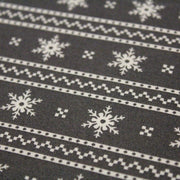 Tissu de coton de Noël scandinave aux flocons de neige écrus, fond gris - TissusPapi.com