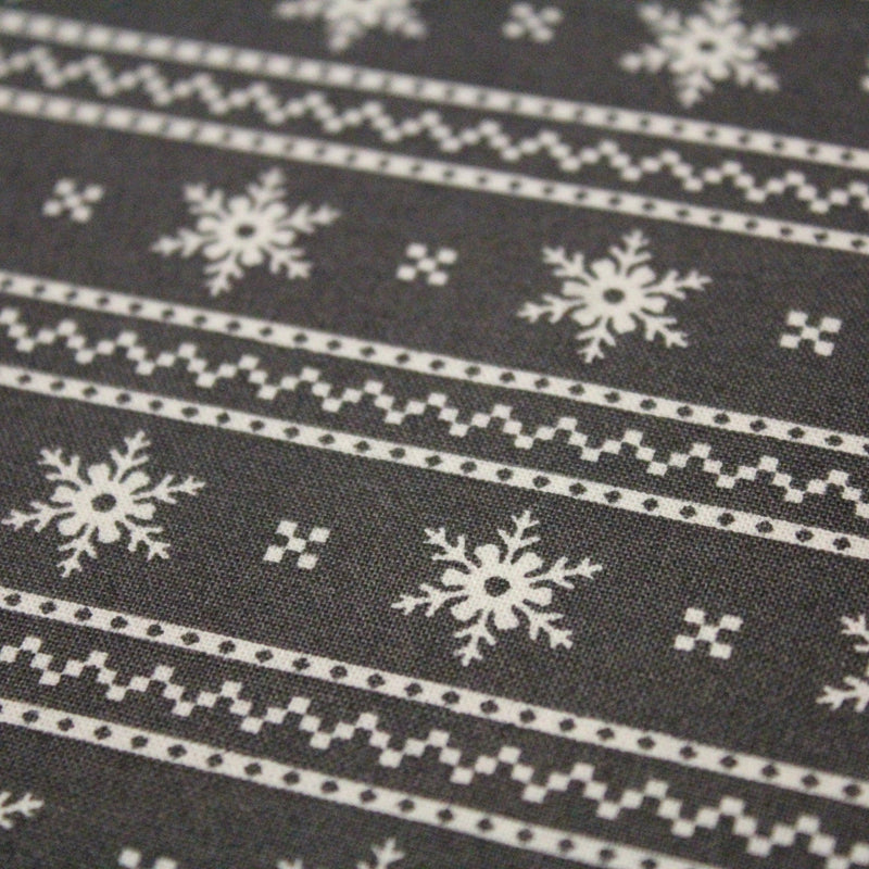Tissu de coton de Noël scandinave aux flocons de neige écrus, fond gris - TissusPapi.com