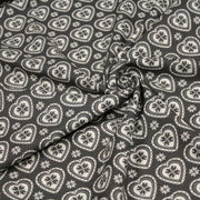 Tissu de coton de Noël scandinave aux cœurs & étoiles de neiges écrus, fond gris - TissusPapi.com