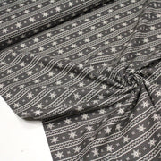 Tissu de coton de Noël scandinave aux flocons de neige écrus, fond gris - TissusPapi.com