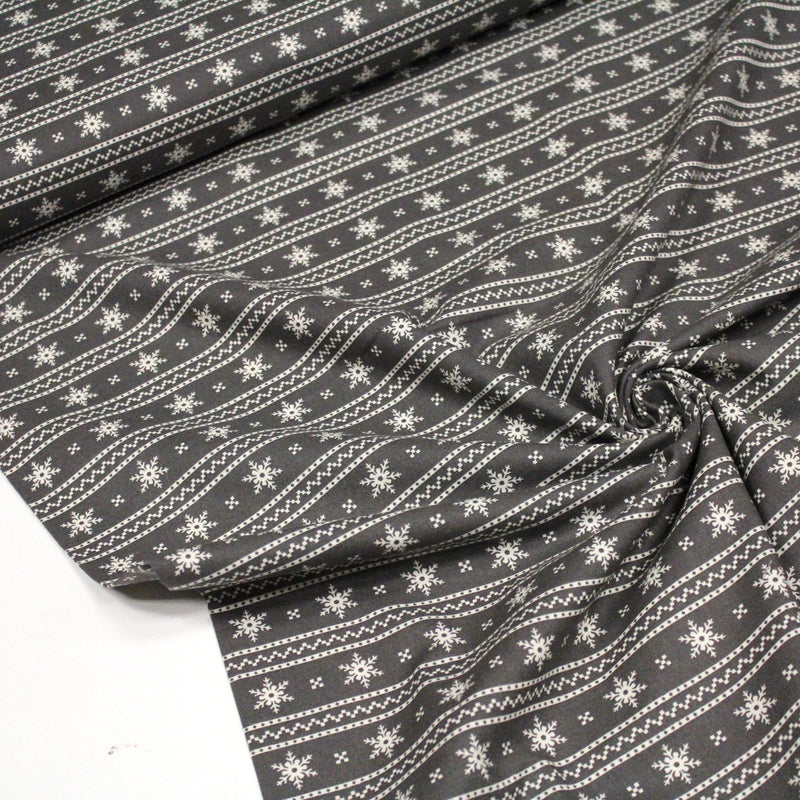 Tissu de coton de Noël scandinave aux flocons de neige écrus, fond gris - TissusPapi.com