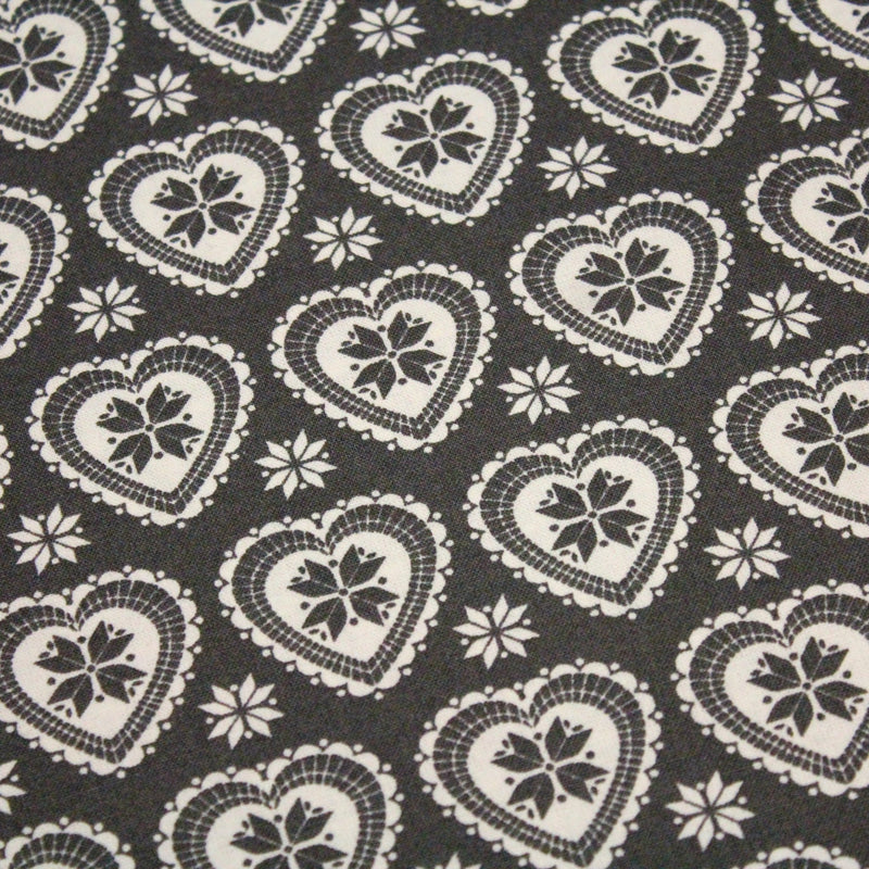 Tissu de coton de Noël scandinave aux cœurs & étoiles de neiges écrus, fond gris - TissusPapi.com