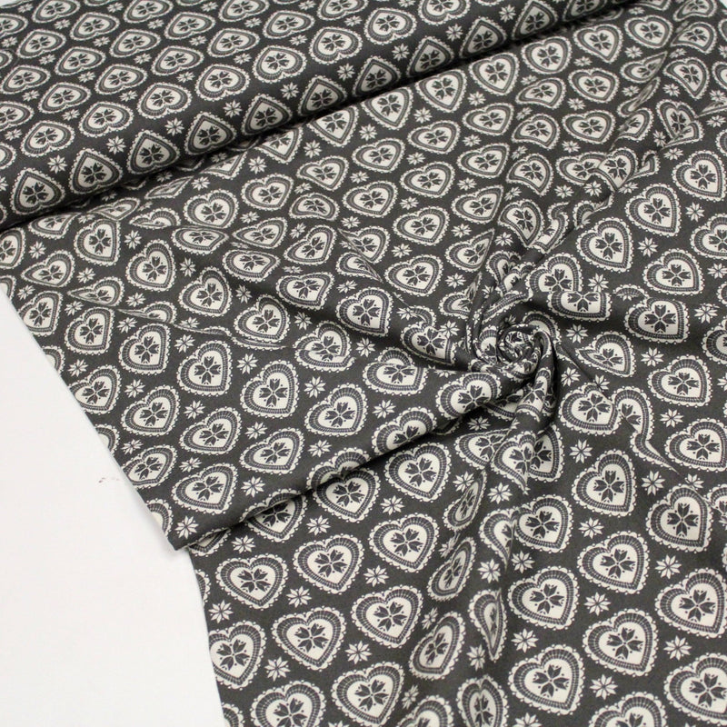 Tissu de coton de Noël scandinave aux cœurs & étoiles de neiges écrus, fond gris - TissusPapi.com