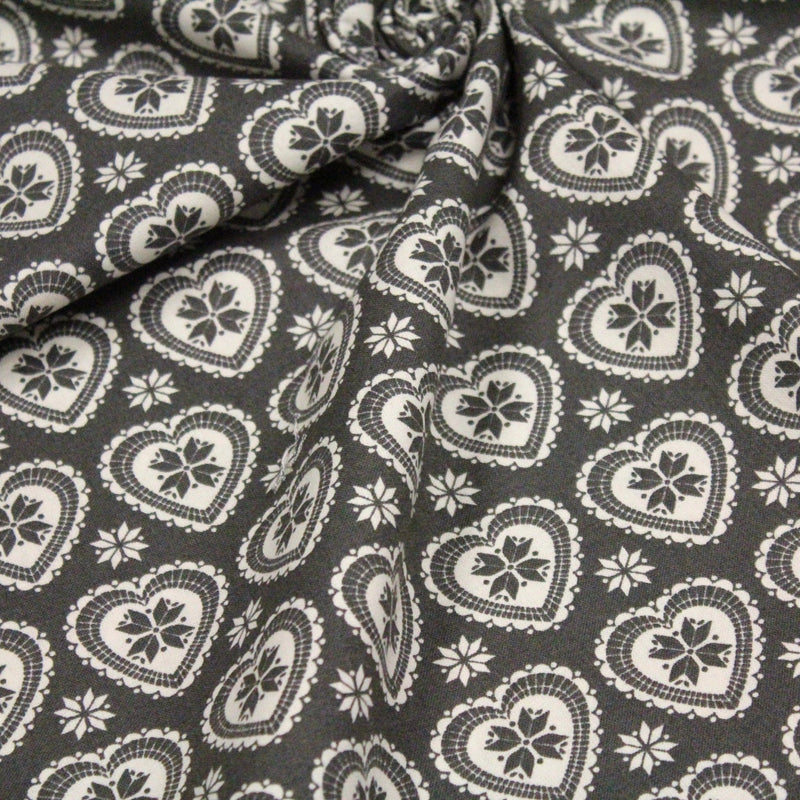 Tissu de coton de Noël scandinave aux cœurs & étoiles de neiges écrus, fond gris - TissusPapi.com