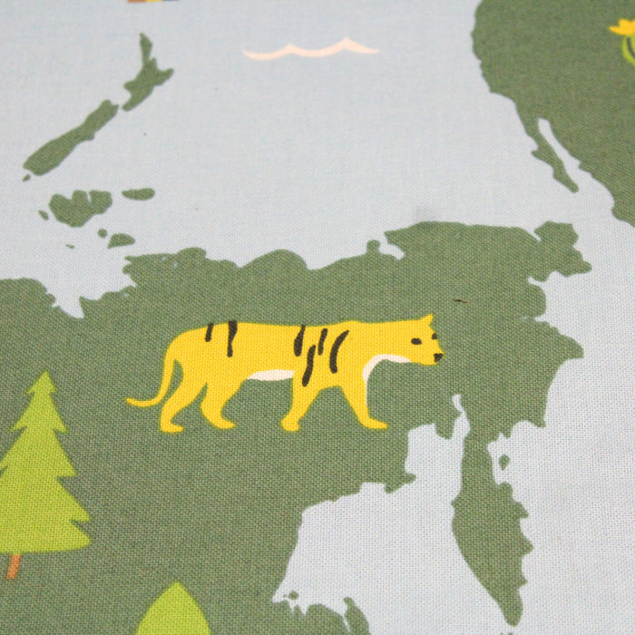 Tissu de coton demi-natté planisphère carte du monde et animaux, fond bleu ciel - Oeko-Tex