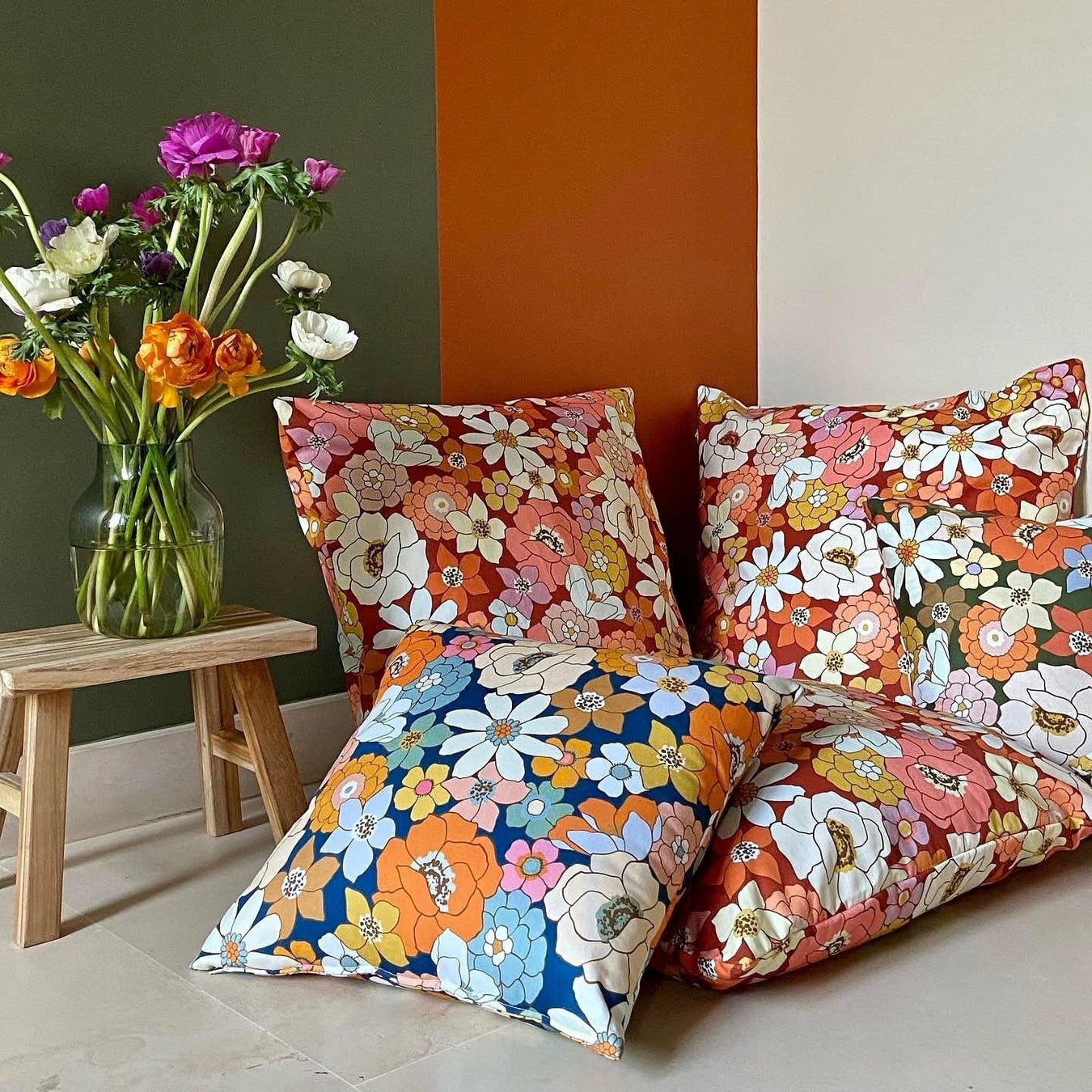 Tissu gabardine de coton SUZANNE imprimé fleurs rétro : bleu, rouille, olive - OEKO - TEX STANDARD 100 - TissusPapi.com