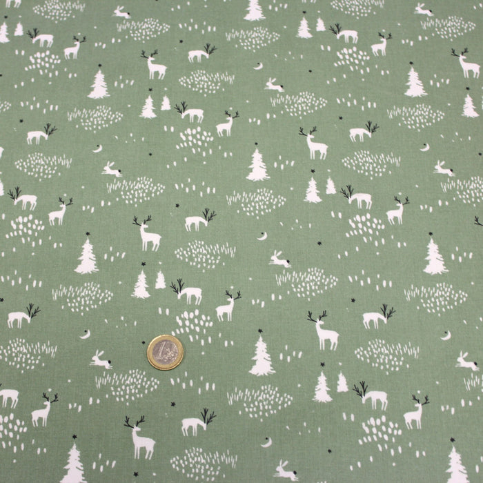 Tissu de coton COLLECTION NOËL les jolis rennes blancs dans la forêt, fond vert - Oeko-Tex
