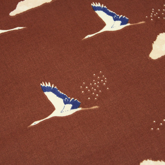Tissu de coton motif traditionnel japonais TSURU aux grues bleues et blanches, fond brique - Oeko-Tex - tissuspapi