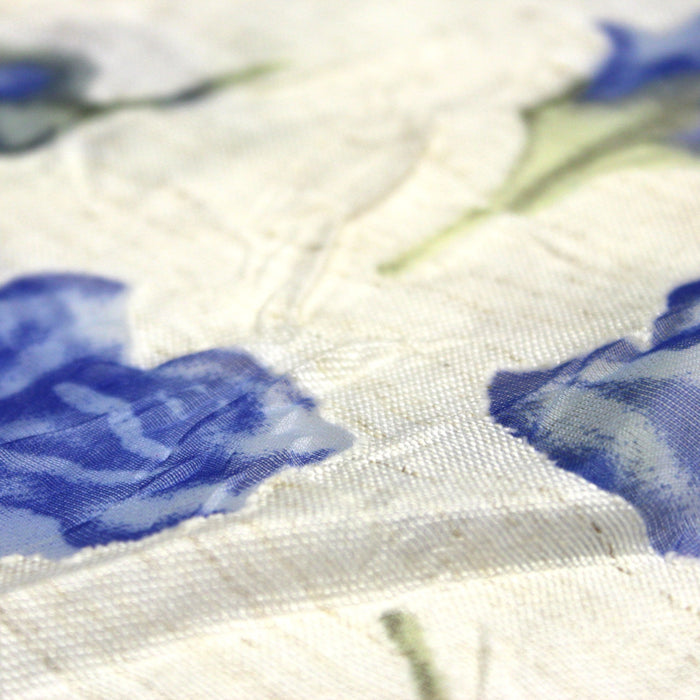 Tissu froissé polyester écru aux fleurs bleues - tissuspapi