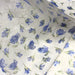 Tissu froissé polyester écru aux fleurs bleues - tissuspapi