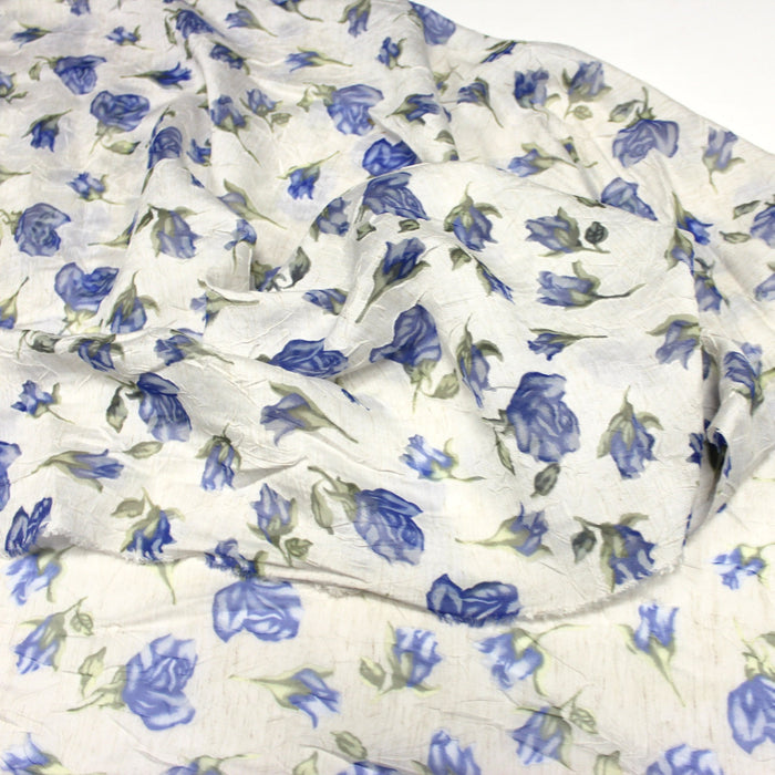 Tissu froissé polyester écru aux fleurs bleues - tissuspapi