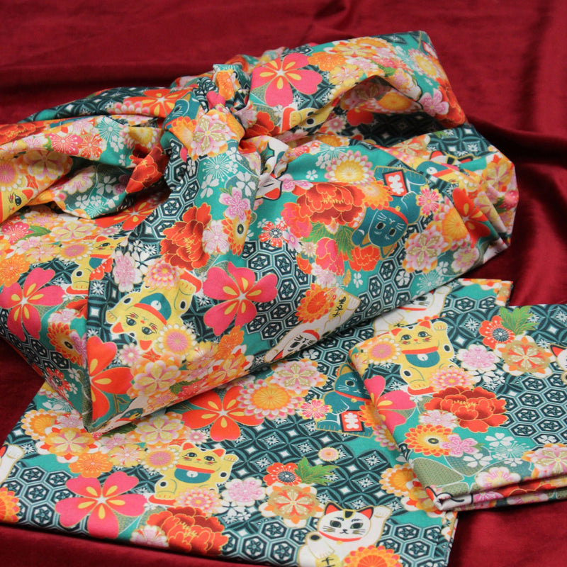 Tissu cotonnade motif traditionnel japonais au chat porte bonheur maneki - neko & fleurs - Le tissu parfait pour les furoshiki ! - TissusPapi.com