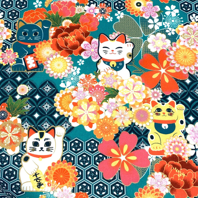 Tissu cotonnade motif traditionnel japonais au chat porte bonheur maneki - neko & fleurs - Le tissu parfait pour les furoshiki ! - TissusPapi.com
