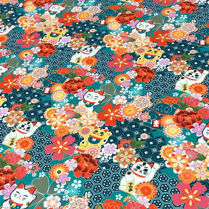 Tissu cotonnade motif traditionnel japonais au chat porte bonheur maneki - neko & fleurs - Le tissu parfait pour les furoshiki ! - TissusPapi.com