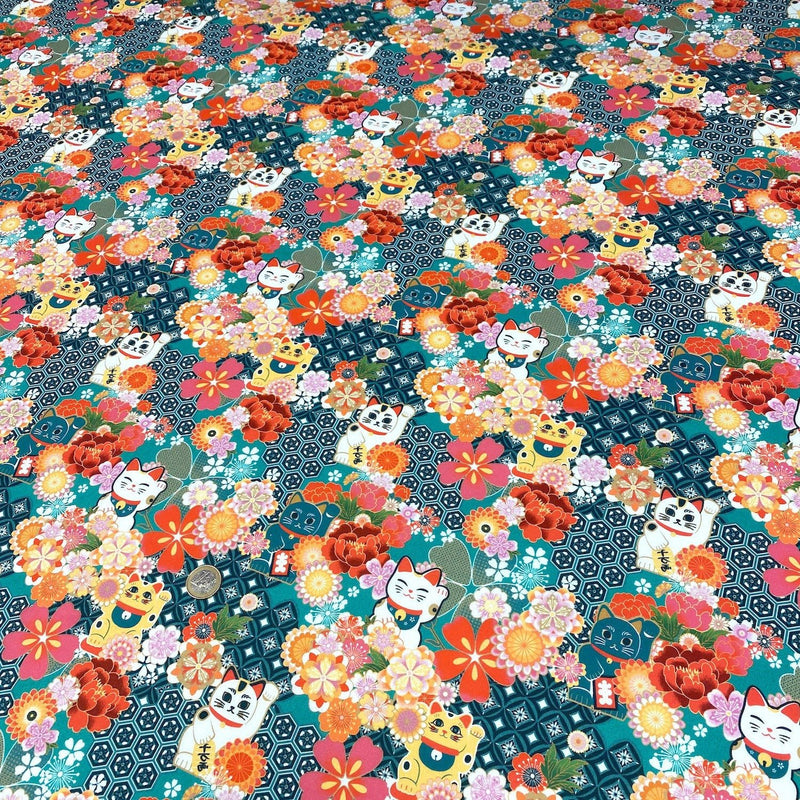 Tissu cotonnade motif traditionnel japonais au chat porte bonheur maneki - neko & fleurs - Le tissu parfait pour les furoshiki ! - TissusPapi.com