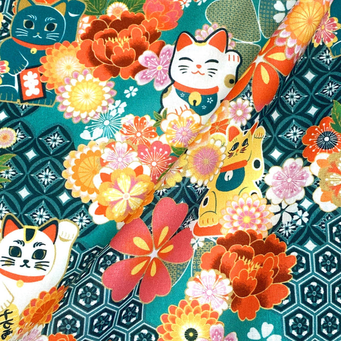 Tissu de coton motif traditionnel japonais au chat porte bonheur maneki-neko & fleurs - Le tissu parfait pour les furoshiki ! - tissuspapi