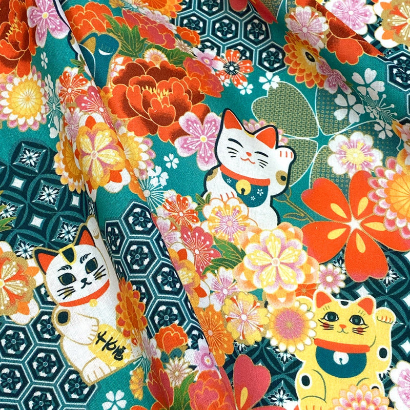 Tissu cotonnade motif traditionnel japonais au chat porte bonheur maneki - neko & fleurs - Le tissu parfait pour les furoshiki ! - TissusPapi.com