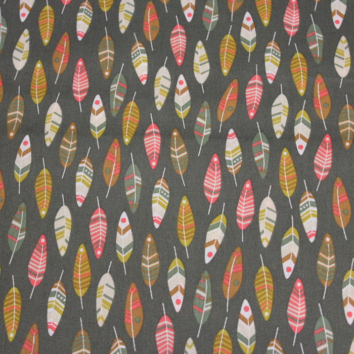 Tissu de coton aux plumes oranges, jaunes et écrus, fond vert kaki - OEKO-TEX® - tissuspapi