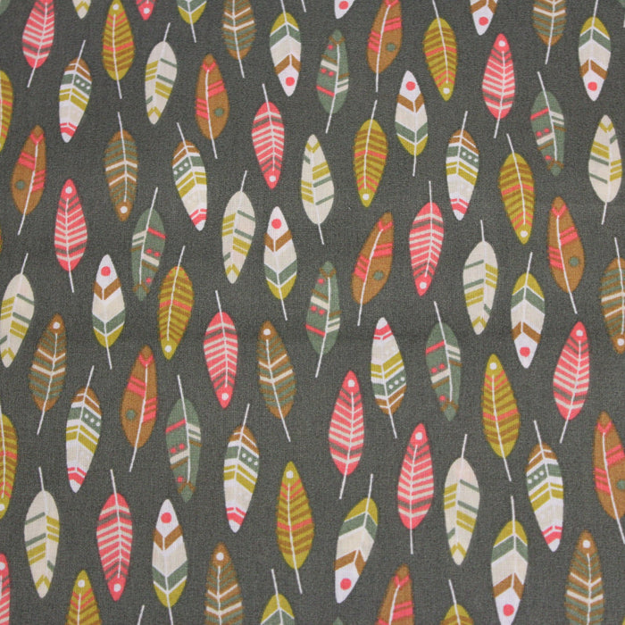 Tissu de coton aux plumes oranges, jaunes et écrus, fond vert kaki - OEKO-TEX® - tissuspapi