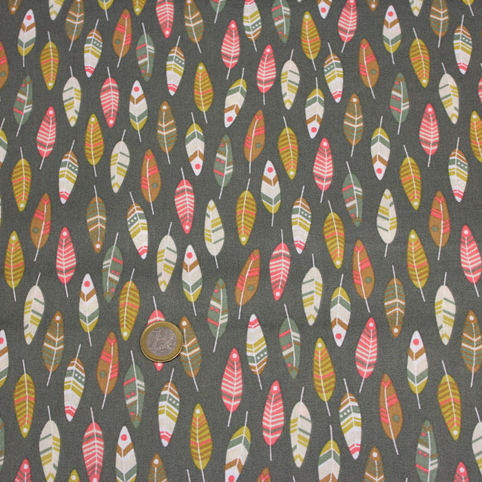 Tissu de coton aux plumes oranges, jaunes et écrus, fond vert kaki - OEKO-TEX® - tissuspapi