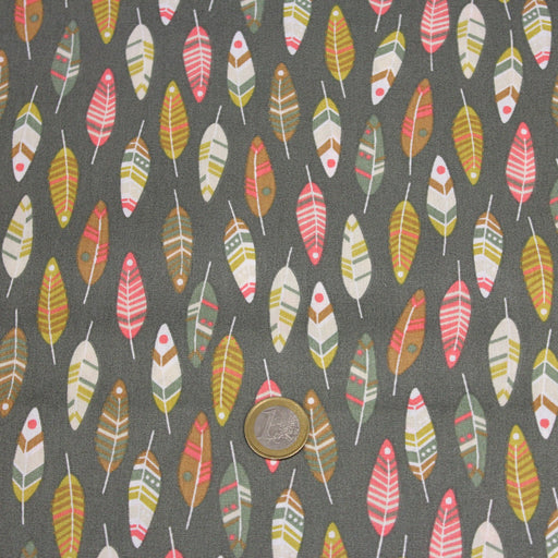 Tissu de coton aux plumes oranges, jaunes et écrus, fond vert kaki - OEKO-TEX® - tissuspapi