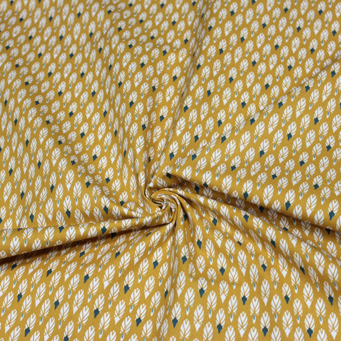 Tissu de coton aux plumes blanches et vertes, fond jaune moutarde - OEKO-TEX® - tissuspapi