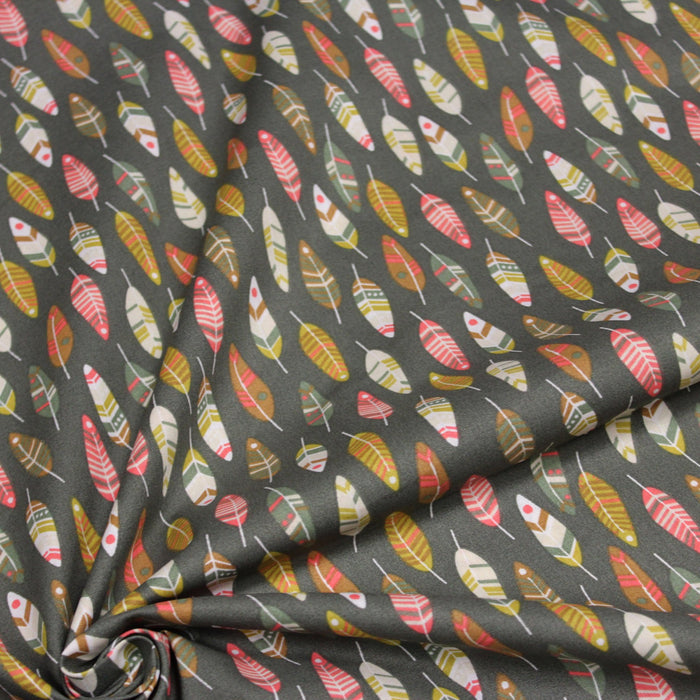 Tissu de coton aux plumes oranges, jaunes et écrus, fond vert kaki - OEKO-TEX® - tissuspapi