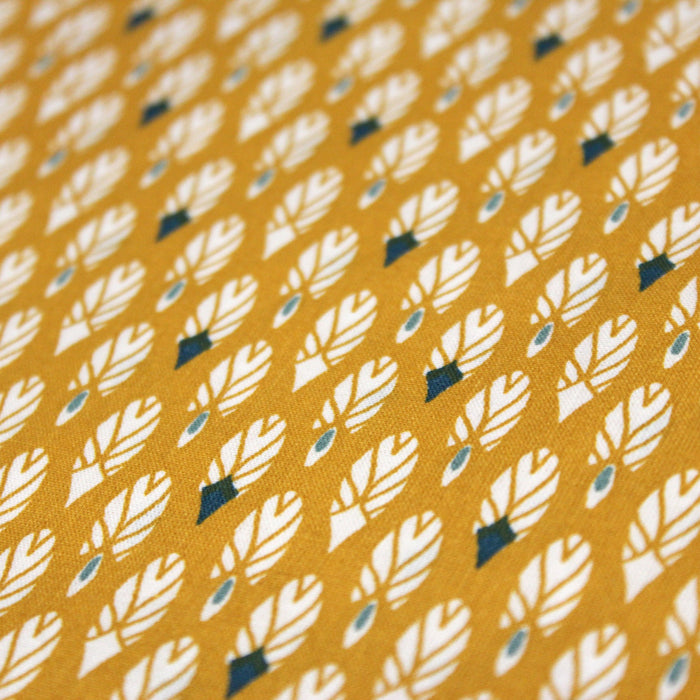 Tissu de coton aux plumes blanches et vertes, fond jaune moutarde - OEKO-TEX® - tissuspapi