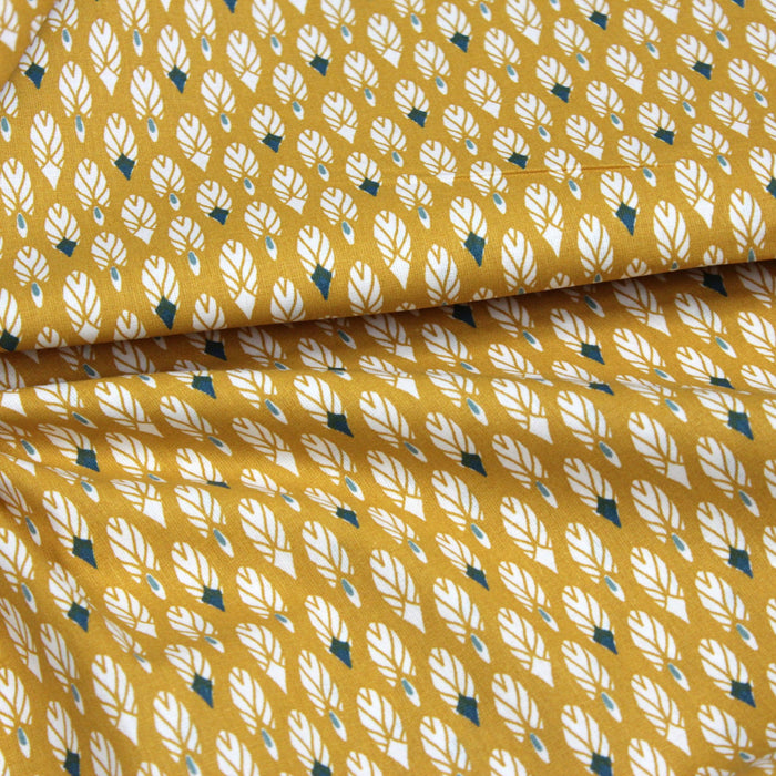 Tissu de coton aux plumes blanches et vertes, fond jaune moutarde - OEKO-TEX® - tissuspapi